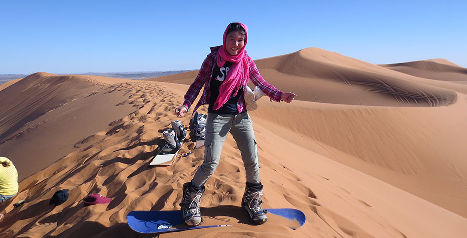 OIS 2014 Photo Contest Winners 凯西长在“sandboard”滑下沙漠沙丘
