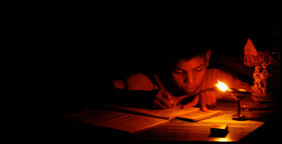 Tanner 2014 Photo Contest Winners 年轻的学生研究烛光在黑暗