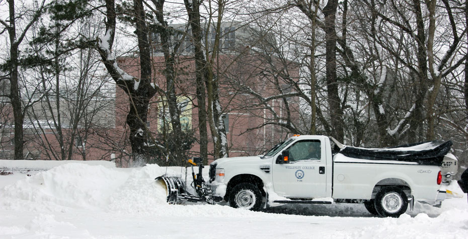 Wellesley College Is Closed Wednesday, January 28 理由是船员将雪