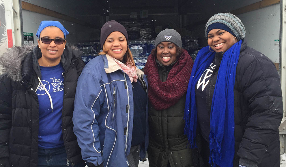 Wellesley Alumnae Aid Flint Residents 马赛“火星”艾伦01,Jamilah弗里曼02,Dana Weekes ' 03, Hollee Mangrum-Willis“04在燧石,密歇根。