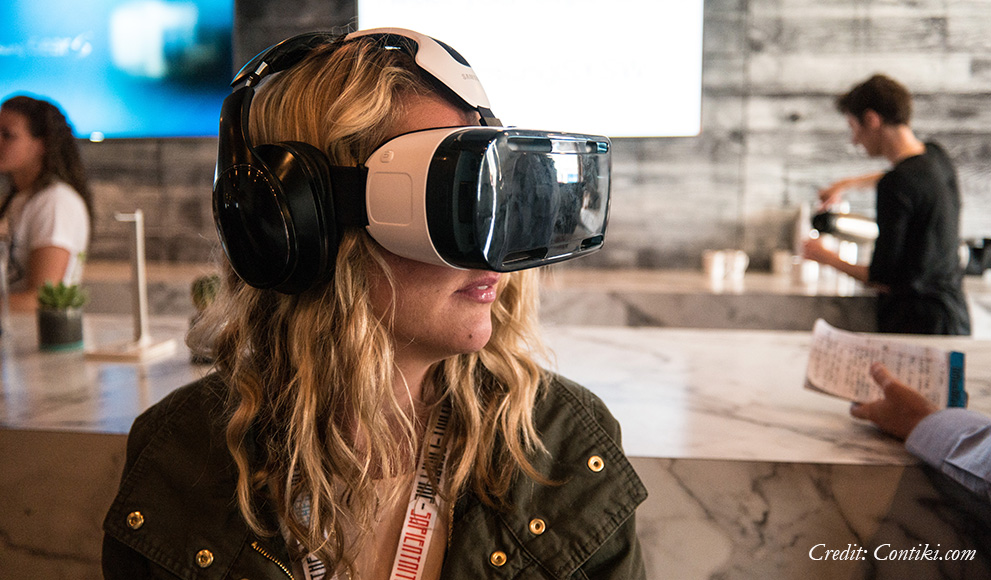 Alumna Creates Virtual Reality Museum Experiences 年轻女子使用虚拟现实谷歌