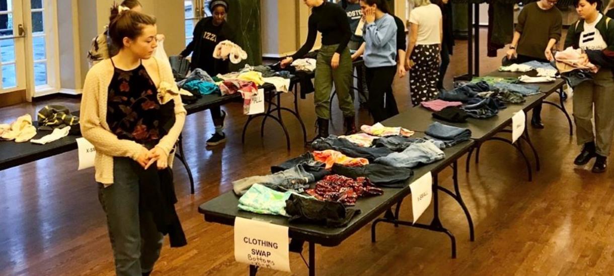 学生浏览在一年一度的衣服交换,一个流行的词envent校园。
