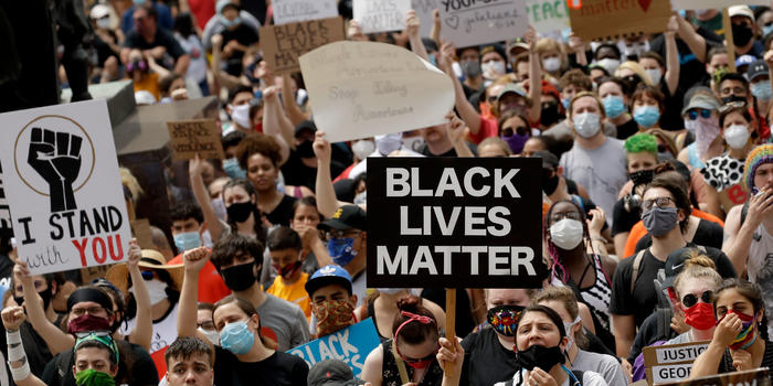 BLM One Year Later: What Shifts in Support Mean for the Movement and Race Relations in 2021 BLM抗议者举行标志