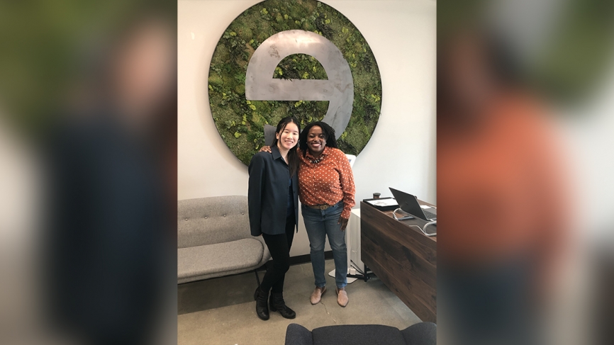 两个女人站在前面的标志是一个向后“e”