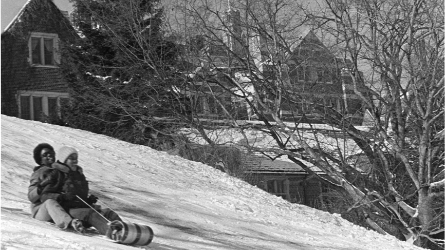 #WellesleyTradition 3: “Traying” down Severance Hill 韦尔斯利学生雪橇遣散山下。