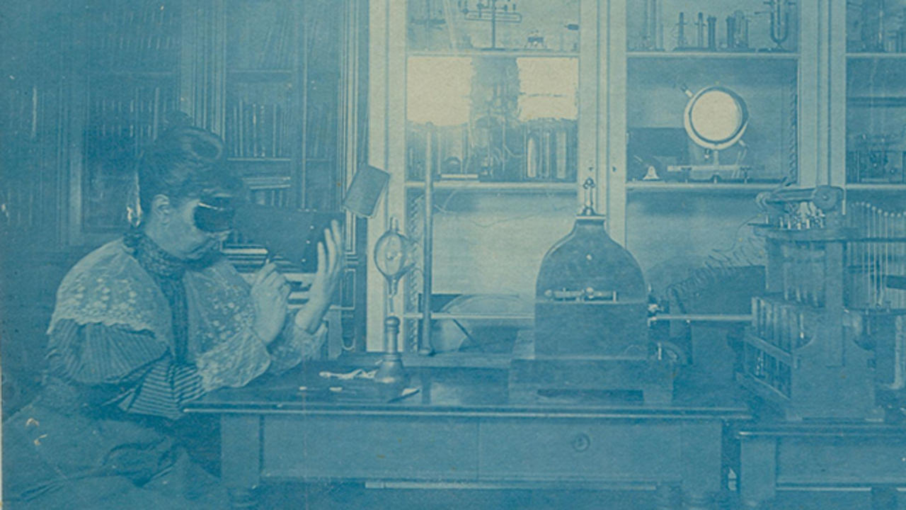 莎拉·弗朗西丝白粉(1847 - 1927)使用萤光屏检查她的手骨在韦尔斯利学院的物理实验室亚博永久官网