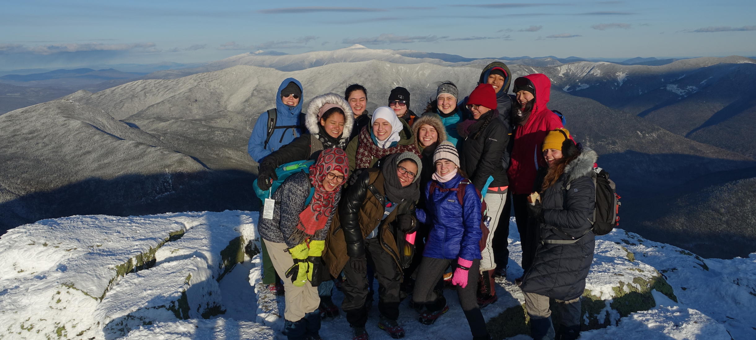 群学生smiling on top of mountain