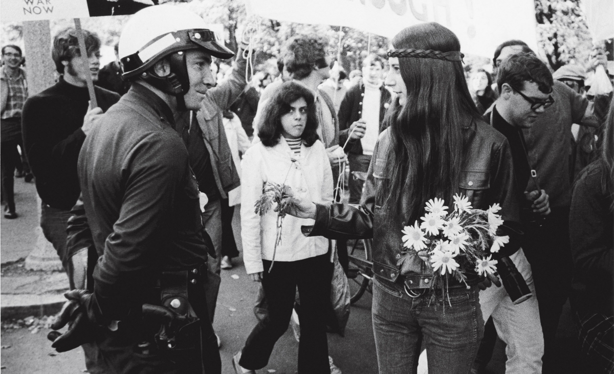 在1970年的一次演示拍摄的照片显示一个韦尔斯利的学生将一名警官的雏菊。