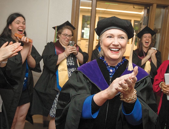 希拉里·克林顿(Hillary Rodham Clinton) 69和类的成员的毕业典礼之前17互相问候。