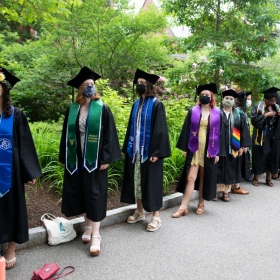 学生在毕业典礼之前2021年,穿着robes and stoles and masks