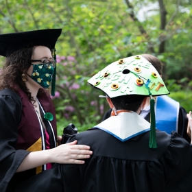 学生在毕业典礼上接受