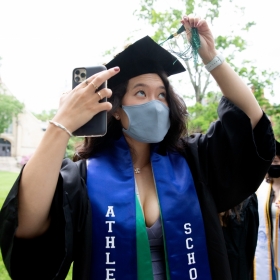 一个学生调整他们的绿色流苏