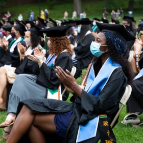 学生在毕业典礼2021鼓掌