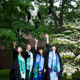学生把他们的tam在毕业典礼之后