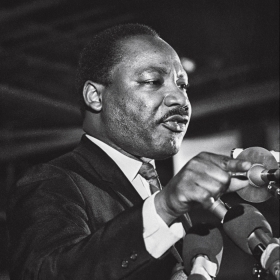 马丁·路德·金博士的照片,显示了他speaking in Memphis on the eve of his assassination.