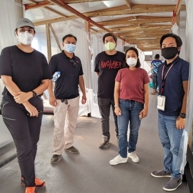 建筑师丹尼斯·维拉尔·德·卡斯特罗98年和她的合作者站在紧急检疫设施外的他们创造Taguig Pateros区医院。