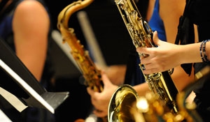 Wellesley Bluejazz合奏团的萨克斯演奏家