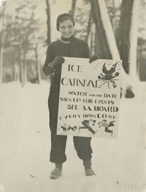 1932届的学生持有一个手上的标语写着冰狂欢节