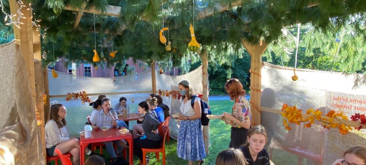 学生聚集在Sukkot