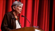 Diane Ravitch 60在舞台前面的一个红色的窗帘
