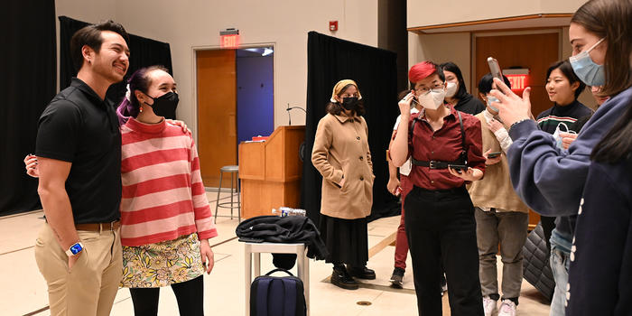 斯凯勒Bailar姿势的照片后与学生演讲