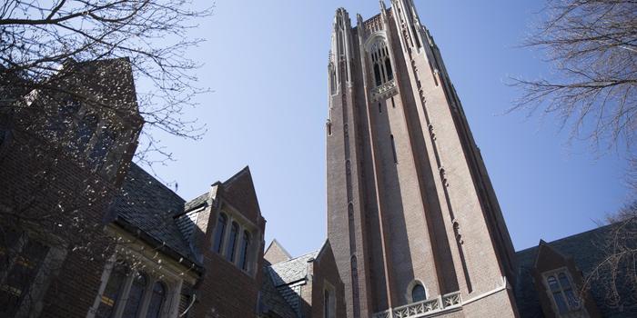 亚博永久官网韦尔斯利学院的盖伦的石塔和绿色大厅蓝天