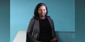 Anny-Claude约瑟夫微笑为她画像。