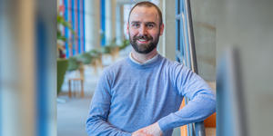 泰勒贾尔斯相机拍照和微笑。