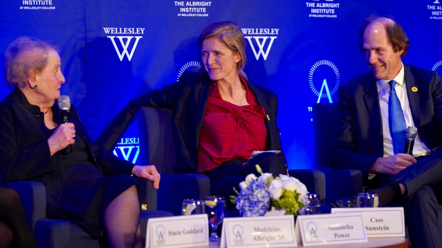 马德莱娜·奥尔布赖特、Samantha Power和卡斯•桑斯坦(Cass Sunstein)和一群人说话。