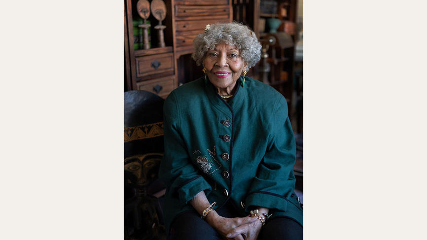 阿德莱德Hines Sanford，M.a.'50坐在椅子上